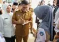 MENINJAU PELAKSANAAN MBG : Gubernur Banten Andra Soni, meninjau pelaksanaan MBG di wilayah Banten, beberapa waktu lalu. (ISTIMEWA)