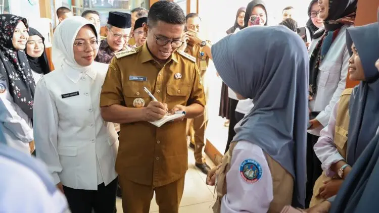 MENINJAU PELAKSANAAN MBG : Gubernur Banten Andra Soni, meninjau pelaksanaan MBG di wilayah Banten, beberapa waktu lalu. (ISTIMEWA)