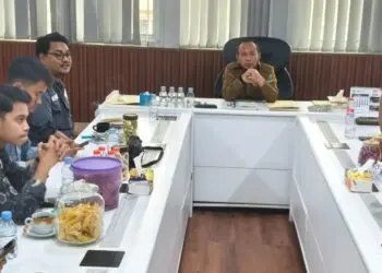 AUDIENSI : BEM Nusantara melakukan audiensi dengan Sekretaris DPRD Banten Subhan Setiabudhi (tengah) di ruang Sekretaris DPRD Banten. (ADIB FAHRI/SATELITNEWS.COM)