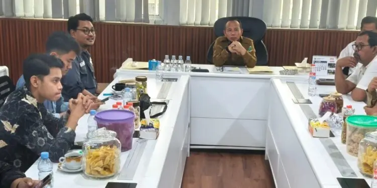 AUDIENSI : BEM Nusantara melakukan audiensi dengan Sekretaris DPRD Banten Subhan Setiabudhi (tengah) di ruang Sekretaris DPRD Banten. (ADIB FAHRI/SATELITNEWS.COM)