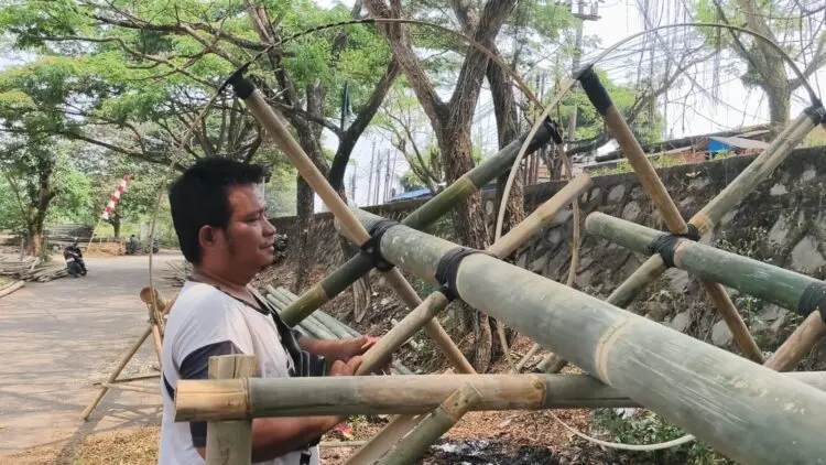 Jelang HUT RI, Pedagang Bambu di Tigaraksa Tangerang Kebanjiran Order