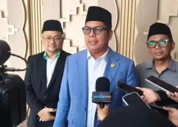 MENYAMPAIKAN KETERANGAN : Ketua DPRD Banten Fahmi Hakim menyampaikan keterangan usai rapat paripurna. (ADIB FAHRI/SATELITNEWS.COM)