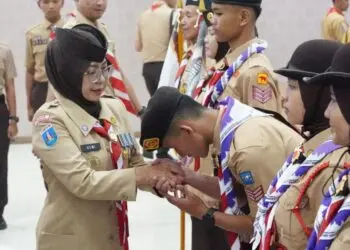 PELEPASAN -- Bupati Pandeglang Raden Dewi Setiani, melepas Kontingen Kwarcab Pramuka Kabupaten Pandeglang, yang akan mengikuti Jamnas XII. (ISTIMEWA)