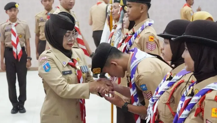 PELEPASAN -- Bupati Pandeglang Raden Dewi Setiani, melepas Kontingen Kwarcab Pramuka Kabupaten Pandeglang, yang akan mengikuti Jamnas XII. (ISTIMEWA)