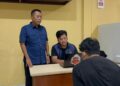 DIPERIKSA -- Pelaku pencabulan anak tiri, diperiksa penyidik Polres Pandeglang, Rabu (12/8/2026). (ISTIMEWA)