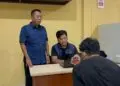 DIPERIKSA -- Pelaku pencabulan anak tiri, diperiksa penyidik Polres Pandeglang, Rabu (12/8/2026). (ISTIMEWA)