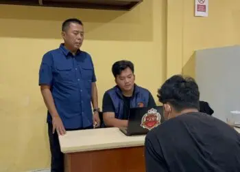 DIPERIKSA -- Pelaku pencabulan anak tiri, diperiksa penyidik Polres Pandeglang, Rabu (12/8/2026). (ISTIMEWA)
