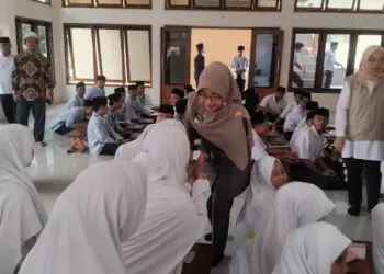 PEMBINAAN -- Bupati Dewi saat menghadiri acara Pembinaan dan Pengembangan UKS (Usaha Kesehatan Sekolah) dan Poskestren (Pos Kesehatan Pesantren), di Pondok Pesantren (Ponpes) Al-Ikhsan Kadomas, Kecamatan Pandeglang, Rabu (12/8/2026). (ISTIMEWA)