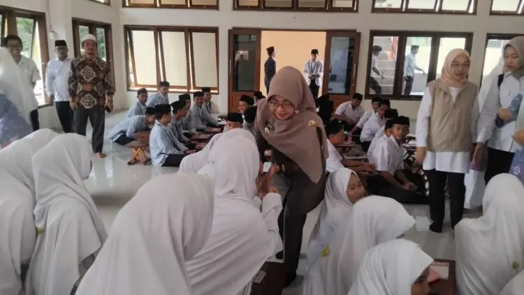 Bupati Dewi: Santri Bukan Saja Pandai Mengaji, Tapi Kuat Fisik dan Mental