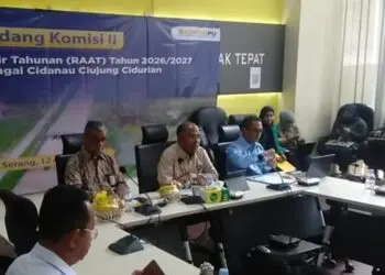 SIDANG : Komisi II TPKSDA melakukan sidang Pendayagunaan dan Sistem Informasi Sumber Daya Air TKPSDA Provinsi Banten di Aula Rapat PUPR Banten. (ISTIMEWA)