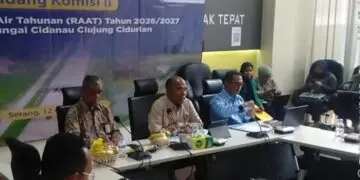 SIDANG : Komisi II TPKSDA melakukan sidang Pendayagunaan dan Sistem Informasi Sumber Daya Air TKPSDA Provinsi Banten di Aula Rapat PUPR Banten. (ISTIMEWA)