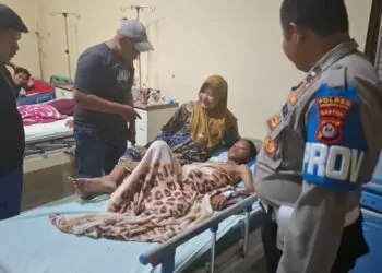 DIRAWAT - Sendi (10), warga Kampung Popongo, RT 001 RW 001, Desa Sumberjaya, Kecamatan Sumur, Kabupaten Pandeglang, dirawat di Puskesmas Sumur Kabupaten Pandeglang, akibat mengalami luka pada bagian bahunya, setelah diterkam buaya. (ISTIMEWA)