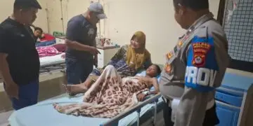 DIRAWAT - Sendi (10), warga Kampung Popongo, RT 001 RW 001, Desa Sumberjaya, Kecamatan Sumur, Kabupaten Pandeglang, dirawat di Puskesmas Sumur Kabupaten Pandeglang, akibat mengalami luka pada bagian bahunya, setelah diterkam buaya. (ISTIMEWA)