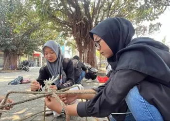SOSIALISASI - Ketua FPTK Banten Nurwarta Wiguna, menyosialisasikan tentang terumbu karang. (ISTIMEWA)