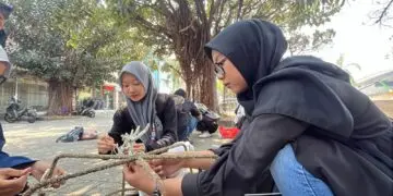 SOSIALISASI - Ketua FPTK Banten Nurwarta Wiguna, menyosialisasikan tentang terumbu karang. (ISTIMEWA)