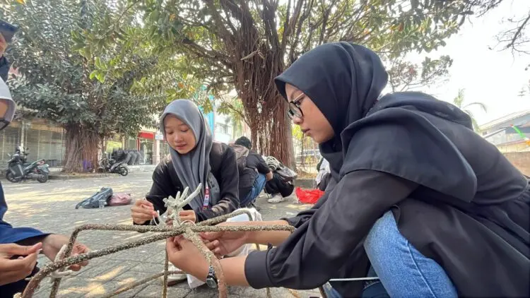 SOSIALISASI - Ketua FPTK Banten Nurwarta Wiguna, menyosialisasikan tentang terumbu karang. (ISTIMEWA)