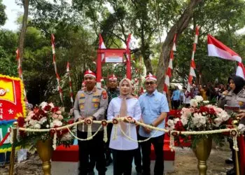PERESMIAN -- Jembatan Merah Putih (MP) Presisi, diresmikan oleh Bupati Serang Ratu Rachmatuzakiyah dan Kapolres Serang Kabupaten AKBP Andri Kurniawan, Kajari Serang IG. Punia Atmaja NR, Wakil Ketua DPRD Kabupaten Serang Agus Wahyudiono, dan Kepala DPUPR Kabupaten Serang Moch. Ronny Natadipraja. (ISTIMEWA)