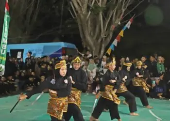 KICK OFF -- Kegiatan Kick Off Festival Anyer - Panarukan, yang juga dirangkaikan dengan Festival Seni Budaya Silat Terumbu Banten dan Pengukuhan Pengurus DPC PPSTB Kecamatan Anyar, serta 6 Padepokan se-Kecamatan Anyar di Halaman Kantor Kecamatan. (ISTIMEWA)