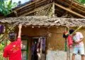 GOTONG ROYONG -- Warga Kampung Heas RT 06 RW 02, Kelurahan Pagadungan, Kecamatan Karang Tanjung, Kabupaten Pandeglang, gotong - royong memperbaiki rumah warga setempat yang dinilai tidak laik huni, Senin (17/8/2026). (ISTIMEWA)