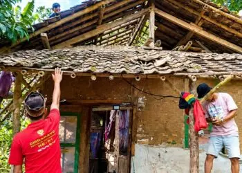 GOTONG ROYONG -- Warga Kampung Heas RT 06 RW 02, Kelurahan Pagadungan, Kecamatan Karang Tanjung, Kabupaten Pandeglang, gotong - royong memperbaiki rumah warga setempat yang dinilai tidak laik huni, Senin (17/8/2026). (ISTIMEWA)