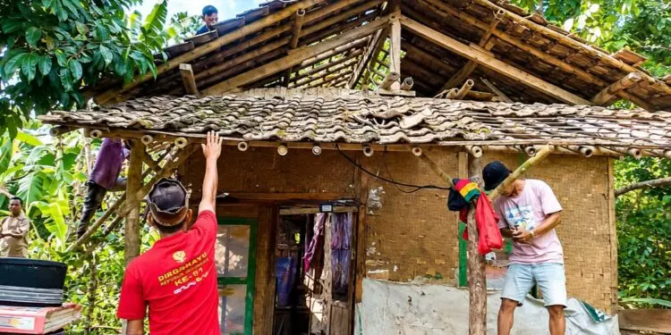 Warga Karang Tanjung Pandeglang Gotong Rotong Perbaiki Rumah di Hari Kemerdekaan