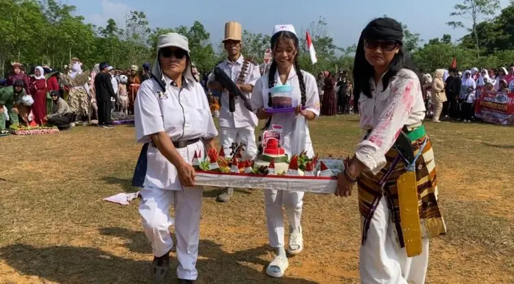 HUT KEMERDEKAAN RI - Lomba hias tumpeng, menjadi salah satu daya tarik masyarakat Desa Cibodas, Kecamatan Banjar, Kabupaten Pandeglang, dalam memperingati HUT Ke-81 Kemerdekaan RI, Senin (17/8/2026). (ISTIMEWA)