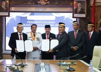 PENANDATANGANAN: Bupati Tangerang Moch. Maesyal Rasyid bersama jajaran Pemerintah Kabupaten Tangerang dan Kantor BPN Kabupaten Tangerang saat penandatanganan PKS Integrasi NIB-NOP untuk mempercepat validasi BPHTB dan proses peralihan hak atas tanah di Ruang Rapat Soelar, Gedung Kantor Bupati Tangerang, Senin (17/8/2026). (ISTIMEWA)