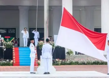 MENGIBARKAN BENDERA : Pasukan Pengibar Bendera Pusaka (Paskibraka) mengibarkan bendera Merah Putih pada peringatak HUT ke 81 RI di Halaman Upacara Pemprov Banten, KP3B, Senin (17/8/2026). (ISTIMEWA)