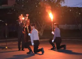 MENYALAKAN OBOR : Kapolda Banten Irjenpol Hengki menyalakan obor pada kegiatan Taptu dan ziarah di taman makam pahlawan Ciceri, Kota Serang, Senin (17/8/2026) dini hari. (ISTIMEWA)