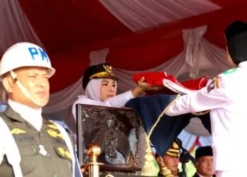 UPACARA -- Bupati Serang Ratu Rahmatuzakiyah, menjadi inspektur upacara peringatan HUT Ke-81 Kemerdekaan RI, Senin (17/8/2026). (ISTIMEWA)