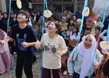 IKUT LOMBA : Sejumlah warga Jepang mengikuti lomba pada puncak perayaan HUT RI 17 Agustus 2026 di Kampung Suarna, Desa Batukuwung, Kecamatan Padarincang, Kabupaten Serang. (ISTIMEWA)