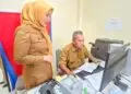 PEMOHON E-KTP -- Petugas Disdukcapil Kabupaten Serang, sedang melayani pemohon e-KTP. (ISTIMEWA)
