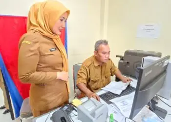 PEMOHON E-KTP -- Petugas Disdukcapil Kabupaten Serang, sedang melayani pemohon e-KTP. (ISTIMEWA)