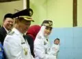 BERI NAMA - Bupati Serang Ratu Rahmatuzakiyah didampingi Wakil Bupati (Wabup) Serang M. Najib Hamas, menyambangi ibu melahirkan sekaligus memberi nama terhadap si bayi-nya, Selasa (18/8/2026). (ISTIMEWA)