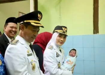 BERI NAMA - Bupati Serang Ratu Rahmatuzakiyah didampingi Wakil Bupati (Wabup) Serang M. Najib Hamas, menyambangi ibu melahirkan sekaligus memberi nama terhadap si bayi-nya, Selasa (18/8/2026). (ISTIMEWA)