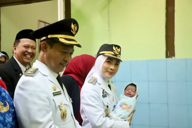 Lahir Bertepatan dengan HUT RI, Bupati Ratu Zakiyah Beri Nama Bayi Rachma Agustina