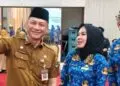 SWAFOTO : Sekda Banten Deden Apriandhi, melakukan swafoto dengan dua orang P3K, usai dilakukan pelantikan, beberapa waktu lalu.(DOKUMEN/SATELITNEWS.COM)