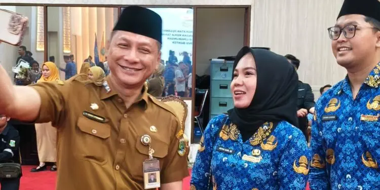 SWAFOTO : Sekda Banten Deden Apriandhi, melakukan swafoto dengan dua orang P3K, usai dilakukan pelantikan, beberapa waktu lalu.(DOKUMEN/SATELITNEWS.COM)