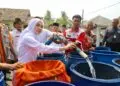 BANTUAN AIR BERSIH -- Bupati Serang Ratu Rahmatuzakiyah, menyalurkan bantuan air bersih bagi korban terdampak kekeringan atau musim kemarau, Rabu (19/8/2026). (ISTIMEWA)