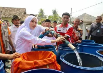 BANTUAN AIR BERSIH -- Bupati Serang Ratu Rahmatuzakiyah, menyalurkan bantuan air bersih bagi korban terdampak kekeringan atau musim kemarau, Rabu (19/8/2026). (ISTIMEWA)