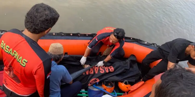 DITEMUKAN -- Korban tenggelam yang sebelumnya hilang digulung ombak, ditemukan di Pantai Lippo Carita, Kabupaten Pandeglang, Rabu (19/8/2026). (ISTIMEWA)