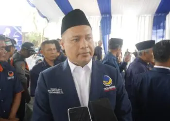MENYAMPAIKAN KETERANGAN : Ketua DPD NasDem Pandeglang, Yangto, menyampaikan keterangan kepada wartawan. (ISTIMEWA)