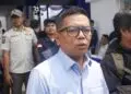 MENYAMPAIKAN KETERANGAN: Gubernur Banten Andra Soni, menyampaikan keterangan, usai menghadiri acara pelantikan DPD NasDem Banten. (ISTIMEWA)