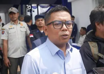 MENYAMPAIKAN KETERANGAN: Gubernur Banten Andra Soni, menyampaikan keterangan, usai menghadiri acara pelantikan DPD NasDem Banten. (ISTIMEWA)