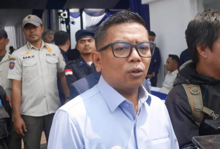 MENYAMPAIKAN KETERANGAN: Gubernur Banten Andra Soni, menyampaikan keterangan, usai menghadiri acara pelantikan DPD NasDem Banten. (ISTIMEWA)