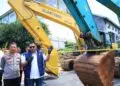 MENUNJUKKAN BARANG BUKTI : Dirreskrimum Polda Banten Komisaris Besar Polisi (Kombespol) Yudhis Wibisana (kanan) menunjukkan barang bukti kejahatan tambang ilegal di Mapolda Banten. (ISTIMEWA)