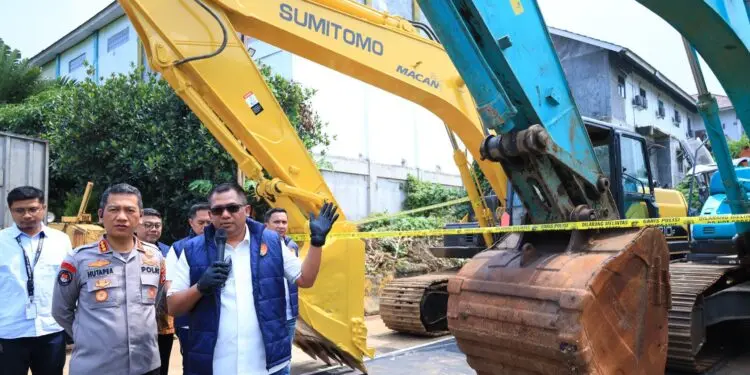 MENUNJUKKAN BARANG BUKTI : Dirreskrimum Polda Banten Komisaris Besar Polisi (Kombespol) Yudhis Wibisana (kanan) menunjukkan barang bukti kejahatan tambang ilegal di Mapolda Banten. (ISTIMEWA)