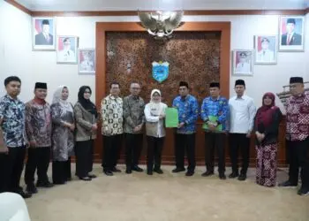 MELEPAS -- Bupati Pandeglang Raden Dewi Setiani, melepas dua perwakilan asal Pandeglang yang akan berlaga di Musabaqah Tilawatil Quran (MTQ) VIII KORPRI Tingkat Nasional di Kota Makassar, Sulawesi Selatan. (ISTIMEWA)