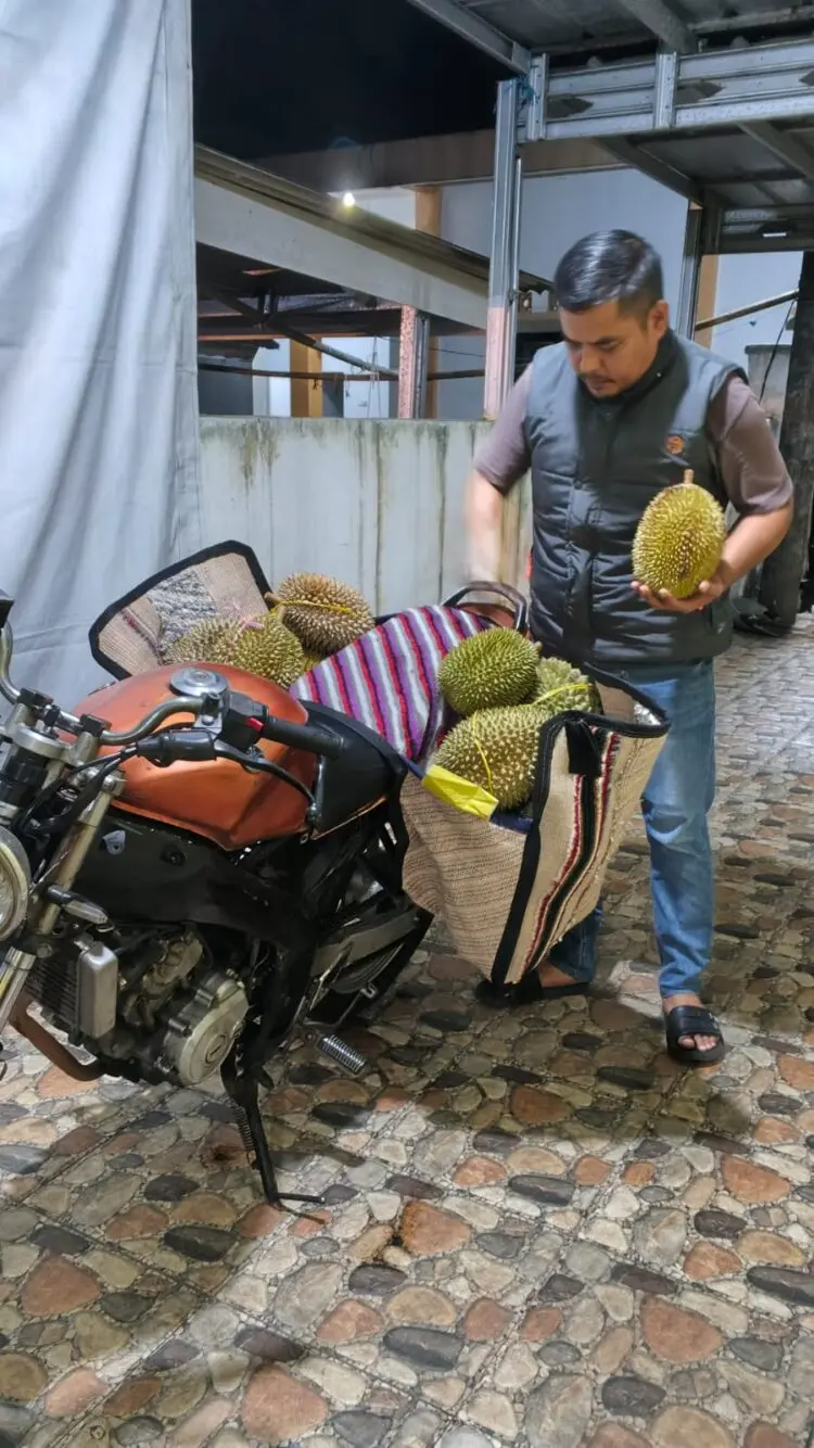 Mustofa, ASN di Pandeglang yang Nyambi Jadi Mamang Duren dan Pelanggannya dari Luar Kota