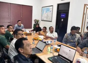 PIMPIN RAKOR -- Kepala Bidang (Kabid) Bina Konstruksi DPUPR Kabupaten Serang, Dadan Gunawan, memimpin rakor. (ISTIMEWA)